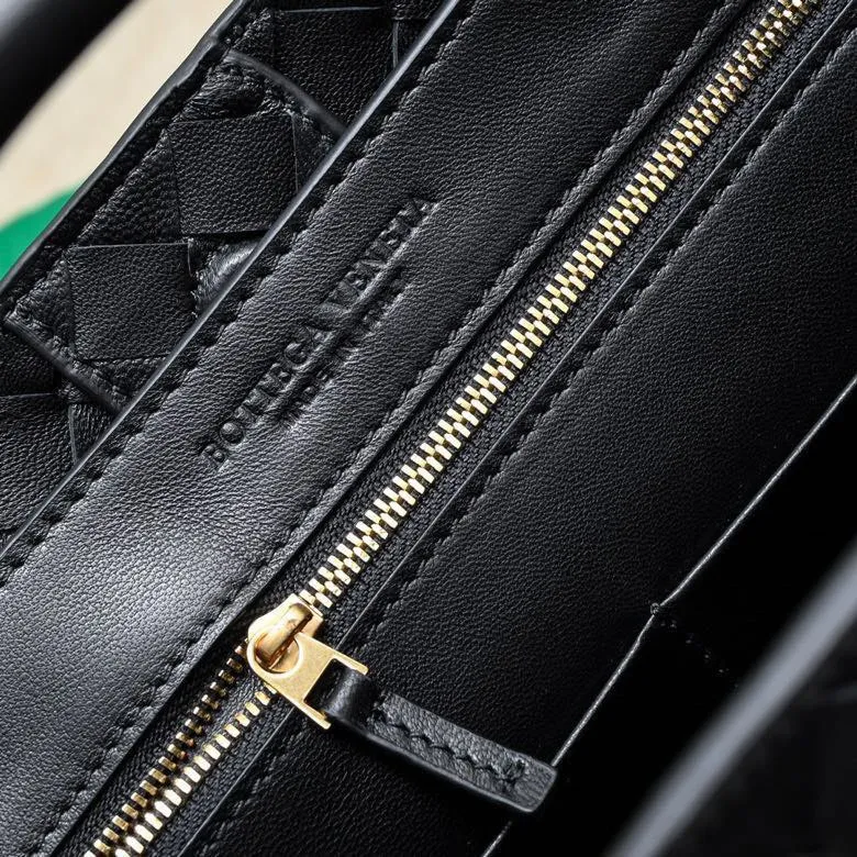 The 2023 new Andiamo batch of 2260 BV has been shipped‼ ️Really popular🔥The new Andiamo woven handbag launched by Bottega Veneta this season is really popular all over the world! ! Celebrities at home and abroad have worn it, and Oscar-winning actress Michelle Yeoh has taken it out on the street. Song Jia, Trai Yara, Yu Feihong, Sanji Ayaka, Rosie Hunting-Whiteley, Yoshioka Riho, etc. have all picked up this bag. It is classic and versatile, showing off its temperament, and the bag capacity is also large, which is very convenient for daily commuting! ! A variety of carrying methods, the shoulder straps can be adjusted by yourself, the original lambskin feels soft and delicate, and the unisex style breaks gender boundaries and brings a more practical and longer-lasting use experience. Andiamo, which has both elegant and casual styles, perfectly interprets the true appearance of "fashionable old money style". Style number: 8463 Size: 32*24*12